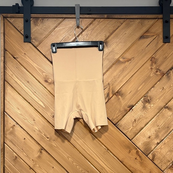 La Vie En Rose Nude Beige Shapewear Shorts Medium - Picture 2 of 5